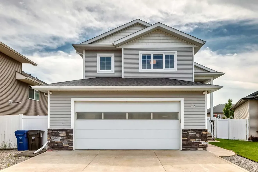 38 Cambridge Close Blackfalds AB T4M 0A3