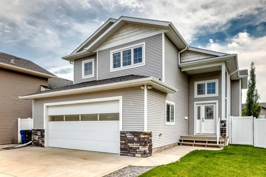 38 Cambridge Close Blackfalds AB T4M 0A3
