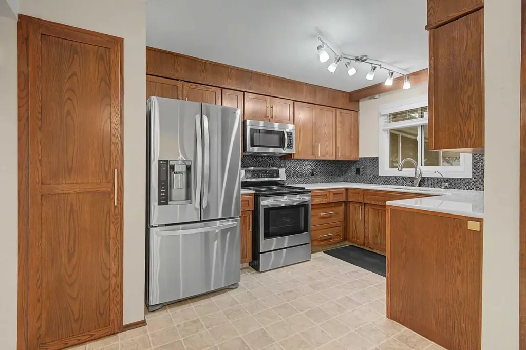 163 Lake Sylvan Close SE Calgary AB T3J3E5