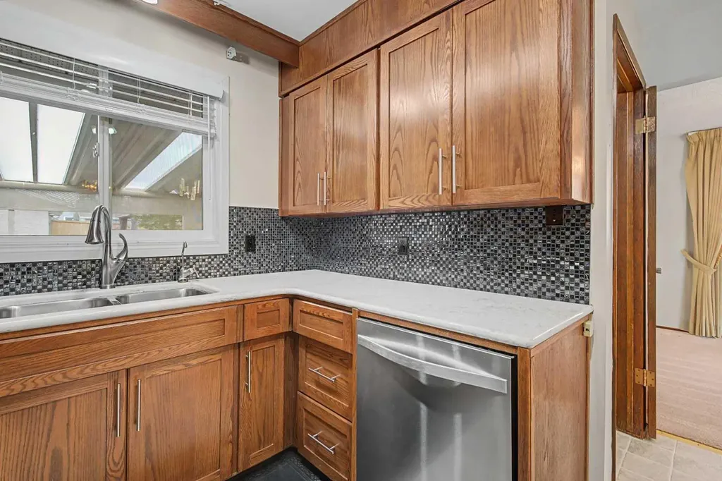 163 Lake Sylvan Close SE Calgary AB T3J3E5