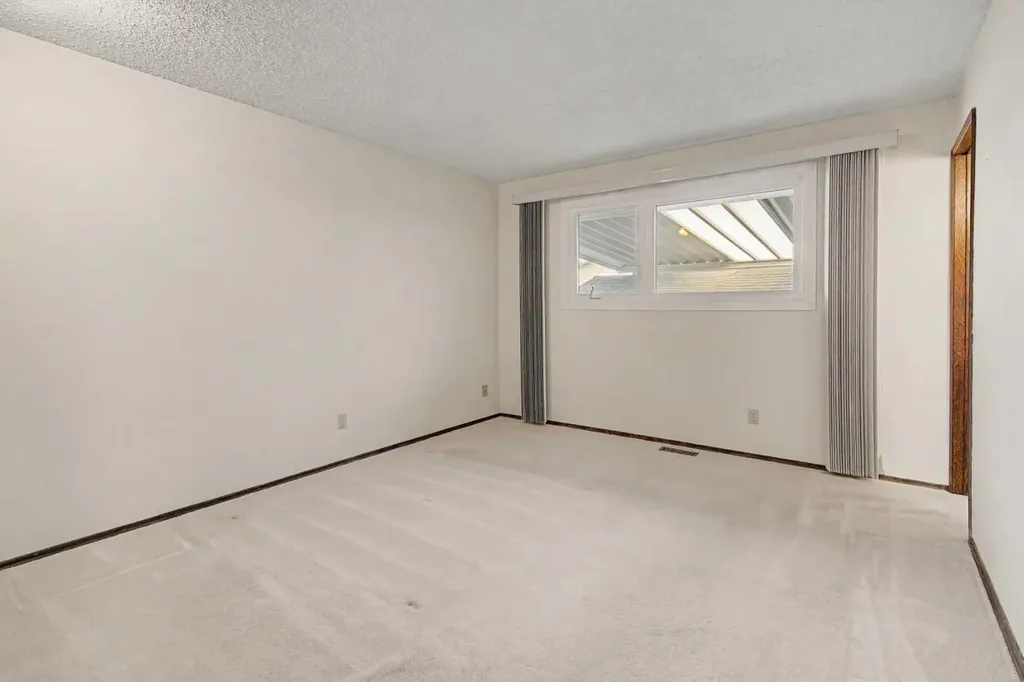 163 Lake Sylvan Close SE Calgary AB T3J3E5