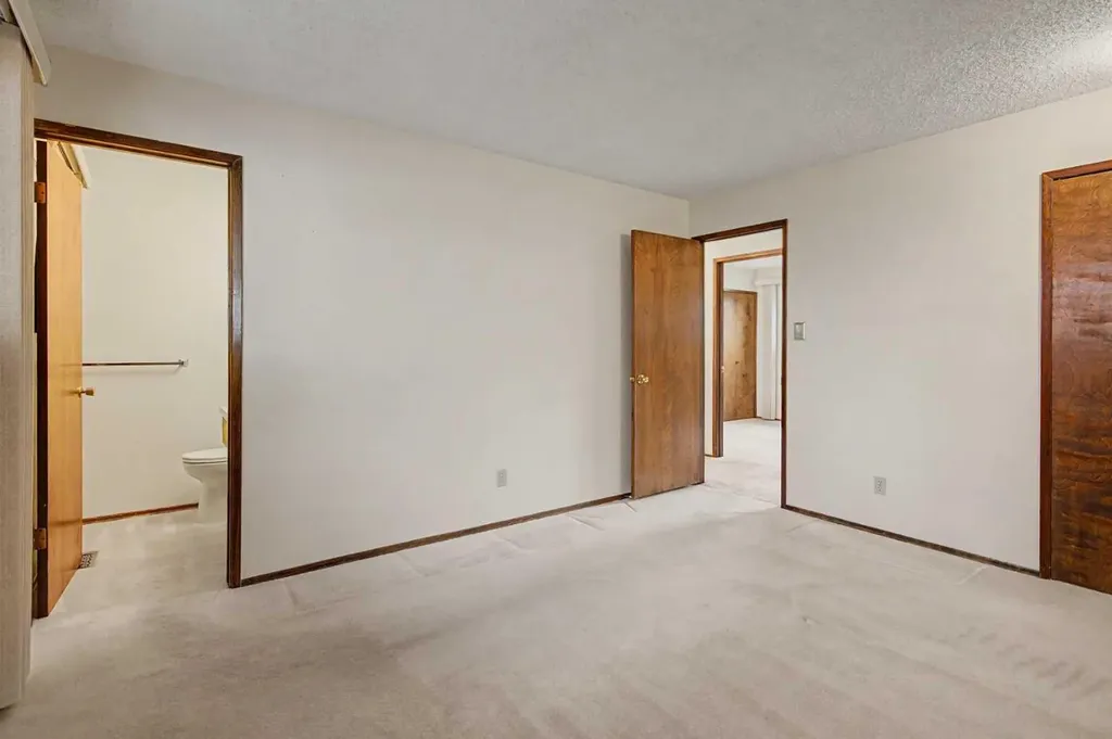 163 Lake Sylvan Close SE Calgary AB T3J3E5
