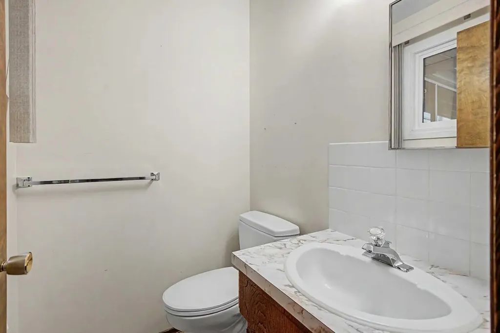 163 Lake Sylvan Close SE Calgary AB T3J3E5
