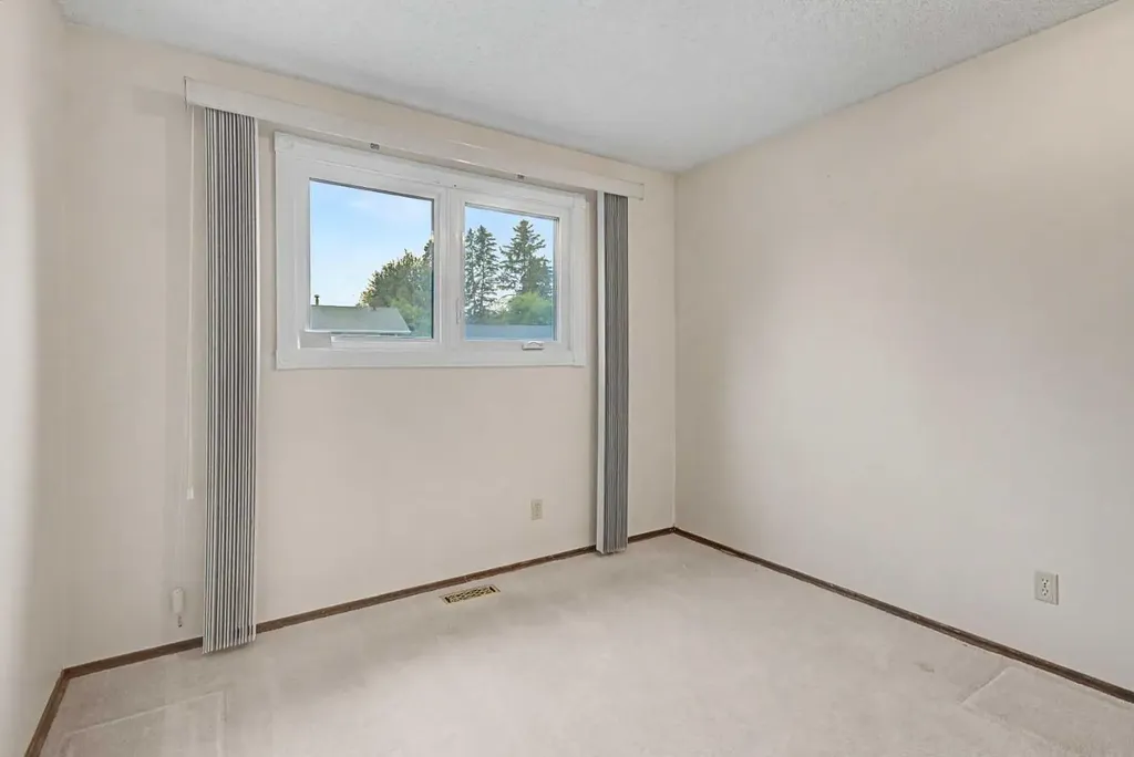 163 Lake Sylvan Close SE Calgary AB T3J3E5