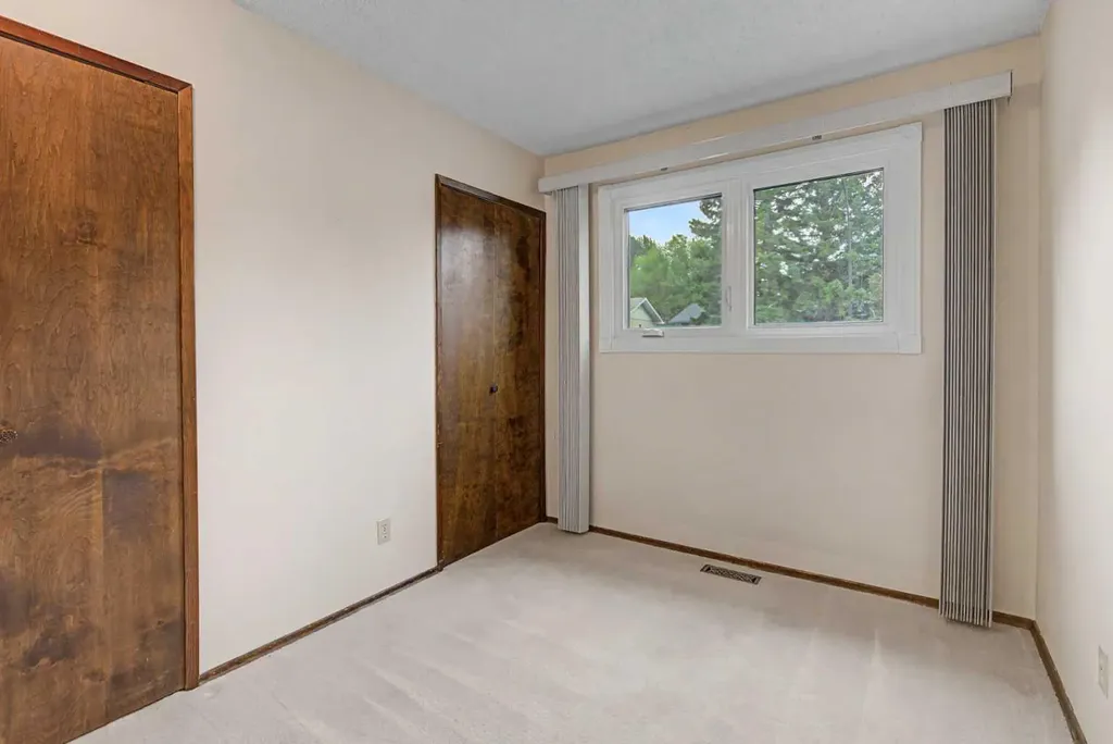 163 Lake Sylvan Close SE Calgary AB T3J3E5