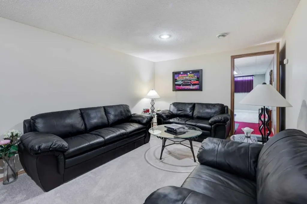 163 Lake Sylvan Close SE Calgary AB T3J3E5