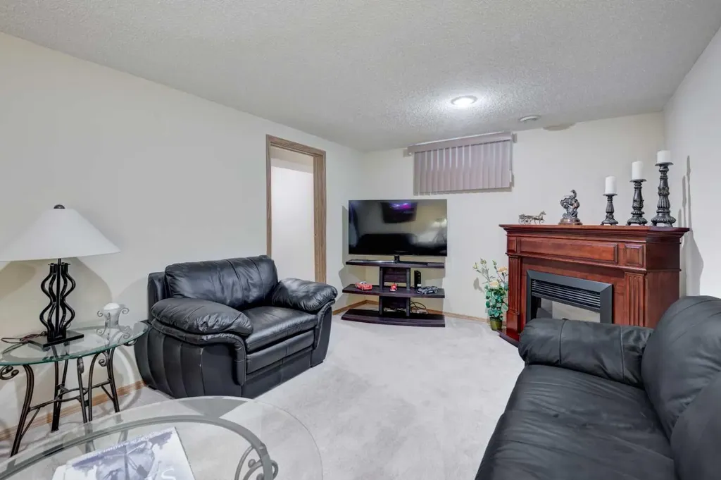 163 Lake Sylvan Close SE Calgary AB T3J3E5