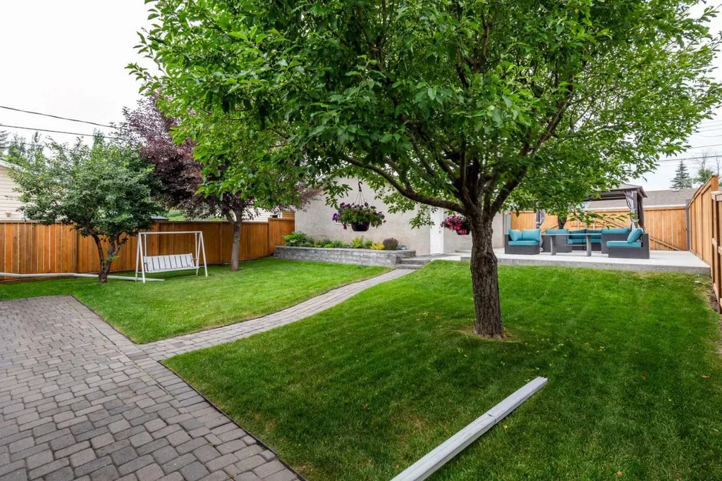 163 Lake Sylvan Close SE Calgary AB T3J3E5