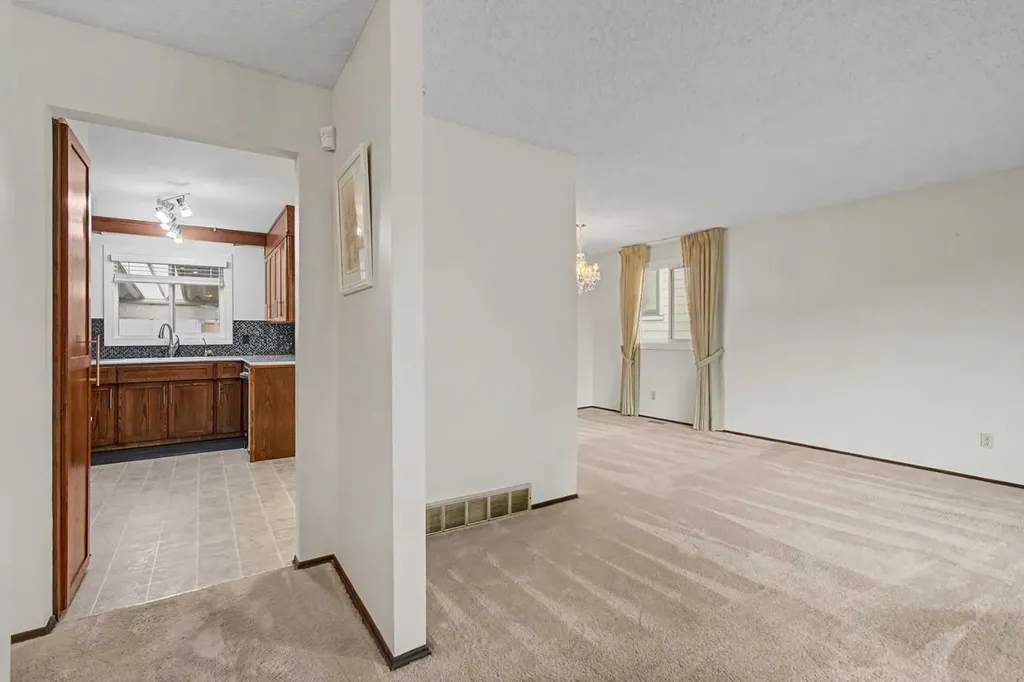 163 Lake Sylvan Close SE Calgary AB T3J3E5