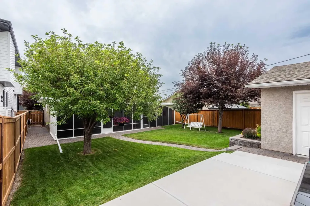 163 Lake Sylvan Close SE Calgary AB T3J3E5