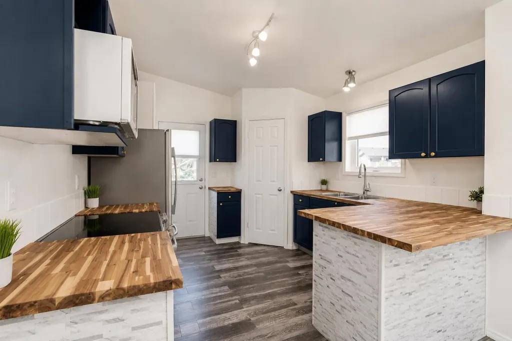 248 Blackfoot W Lethbridge AB T1K7W4