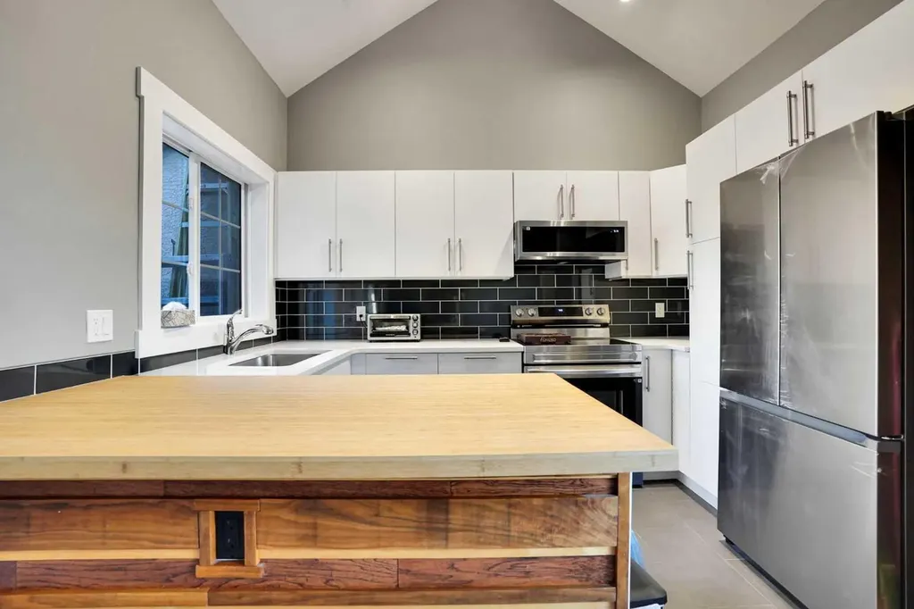 109 Patterson View SW Calgary AB T3H 2P4