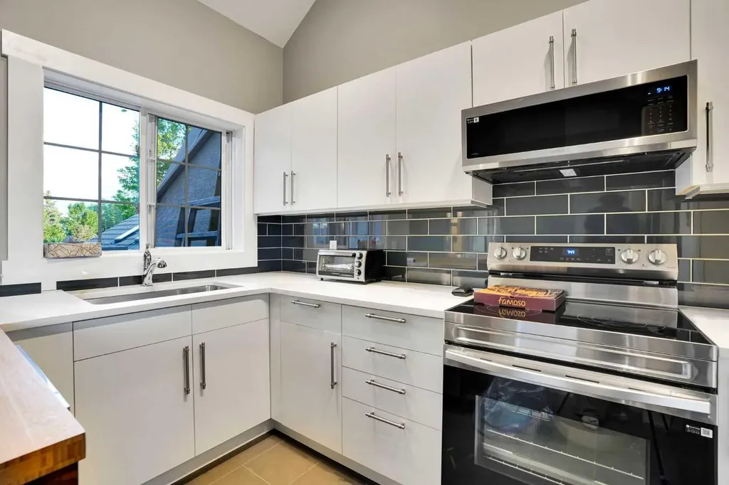 109 Patterson View SW Calgary AB T3H 2P4