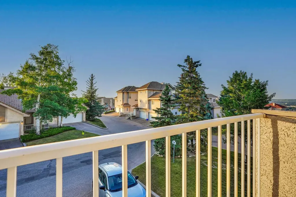 109 Patterson View SW Calgary AB T3H 2P4