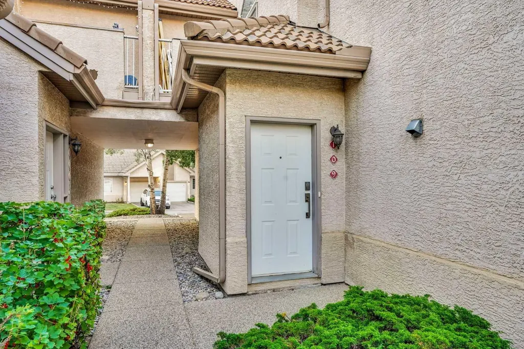 109 Patterson View SW Calgary AB T3H 2P4