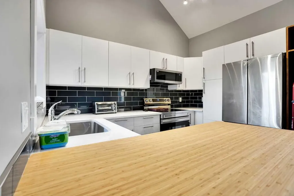 109 Patterson View SW Calgary AB T3H 2P4