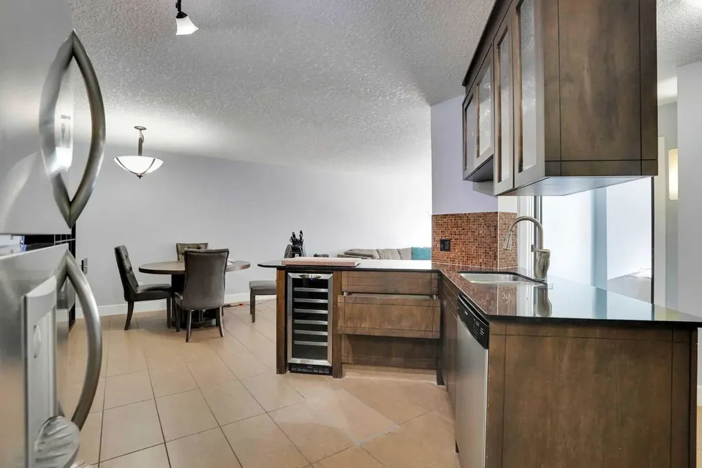 812 14 Avenue SW Calgary AB T2R 0N6