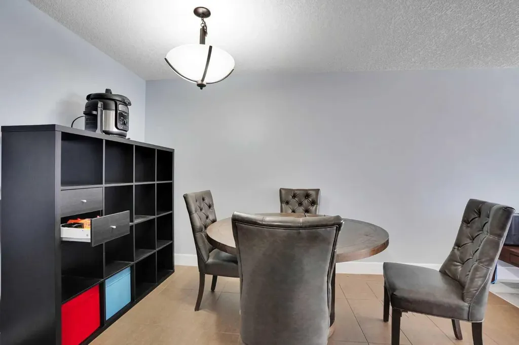 812 14 Avenue SW Calgary AB T2R 0N6