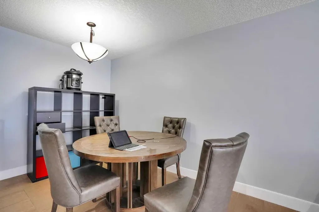 812 14 Avenue SW Calgary AB T2R 0N6