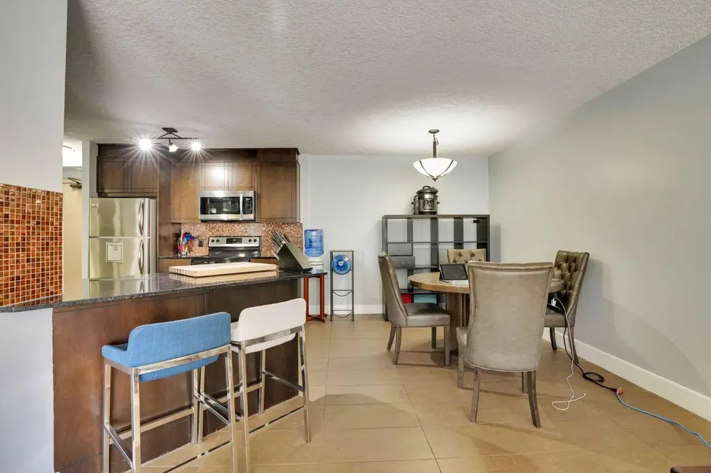 812 14 Avenue SW Calgary AB T2R 0N6