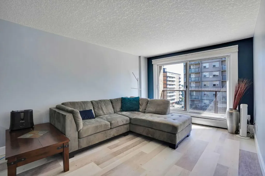 812 14 Avenue SW Calgary AB T2R 0N6