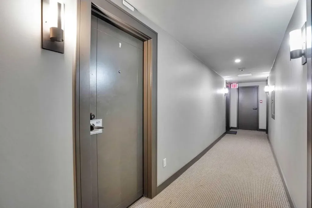 812 14 Avenue SW Calgary AB T2R 0N6
