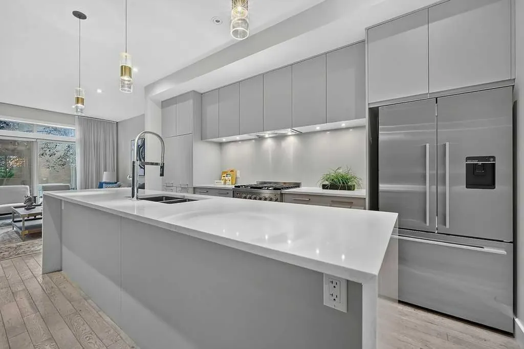 6 Scarpe Drive SW Calgary AB T2T 6P2
