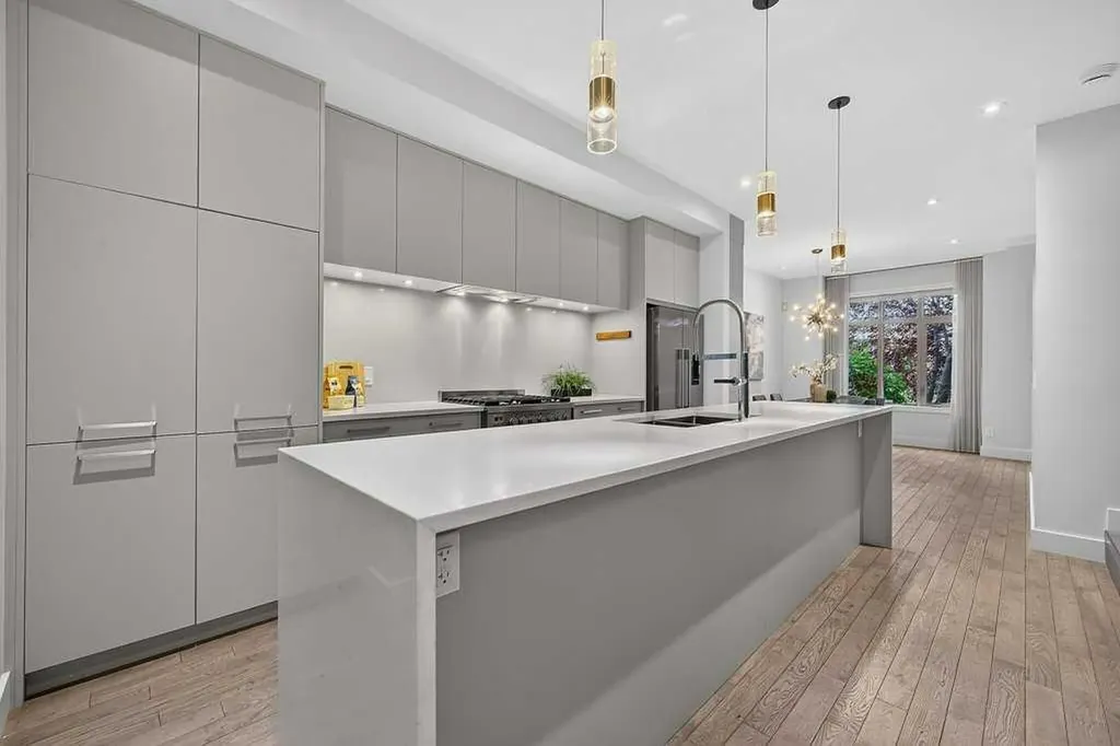 6 Scarpe Drive SW Calgary AB T2T 6P2