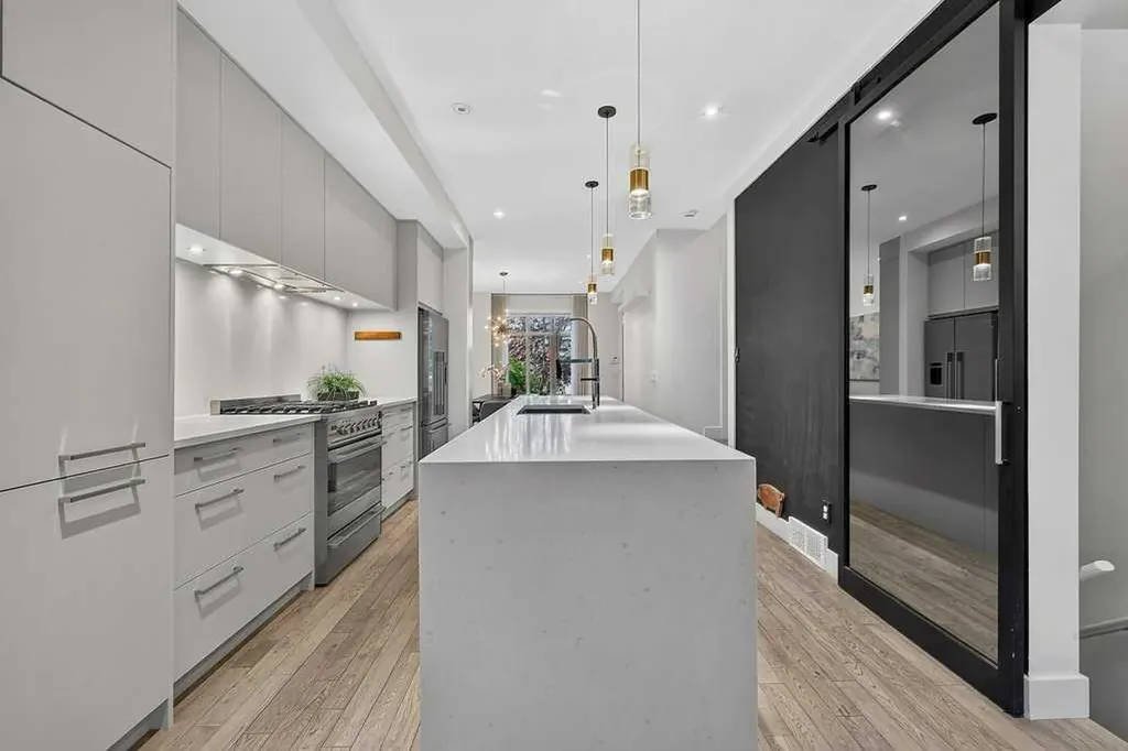 6 Scarpe Drive SW Calgary AB T2T 6P2