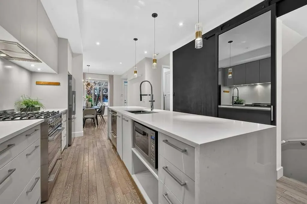 6 Scarpe Drive SW Calgary AB T2T 6P2