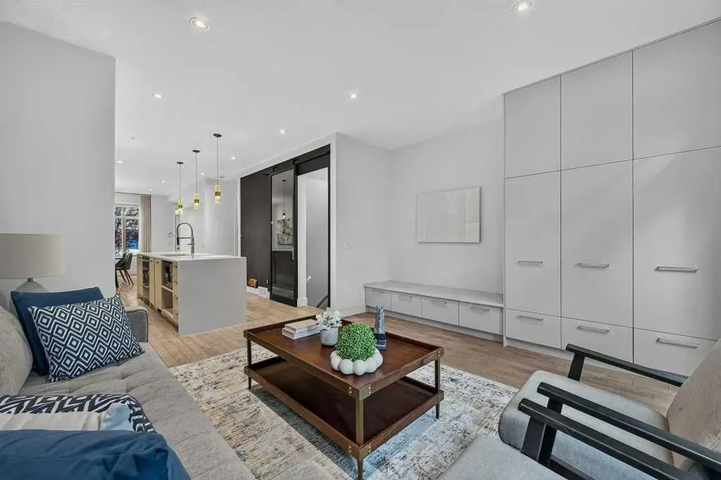 6 Scarpe Drive SW Calgary AB T2T 6P2