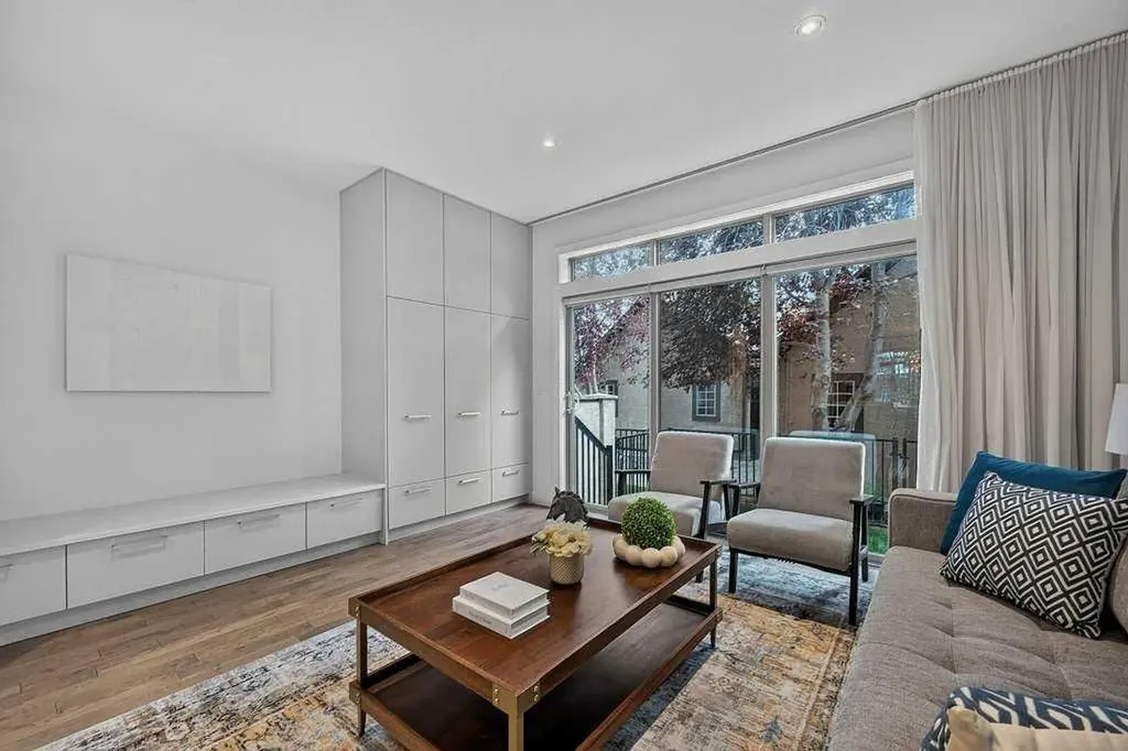 6 Scarpe Drive SW Calgary AB T2T 6P2