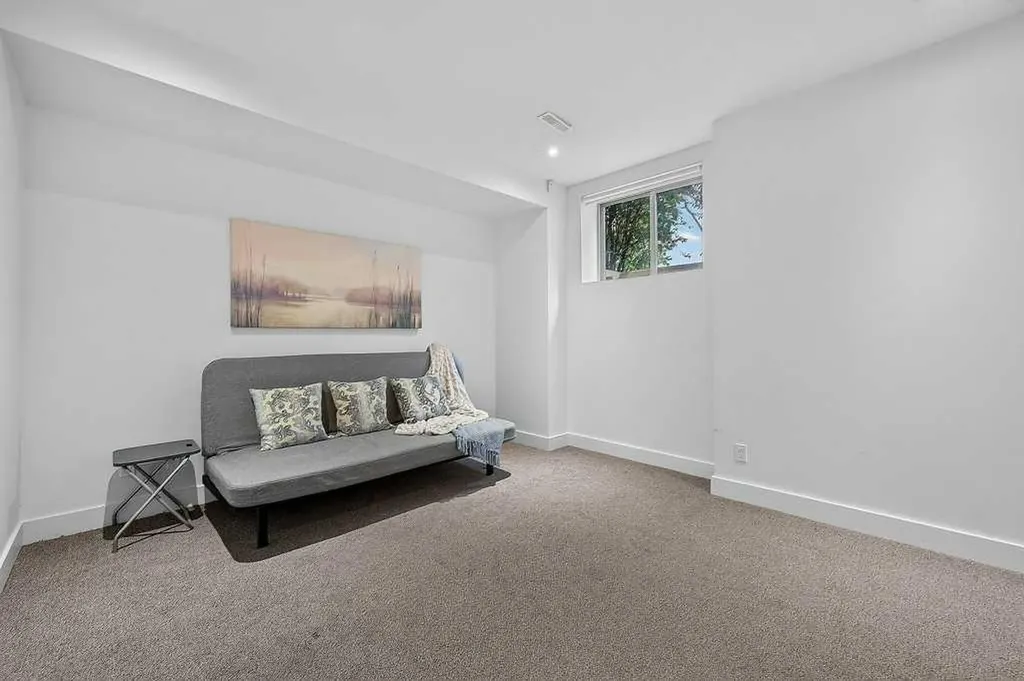 6 Scarpe Drive SW Calgary AB T2T 6P2