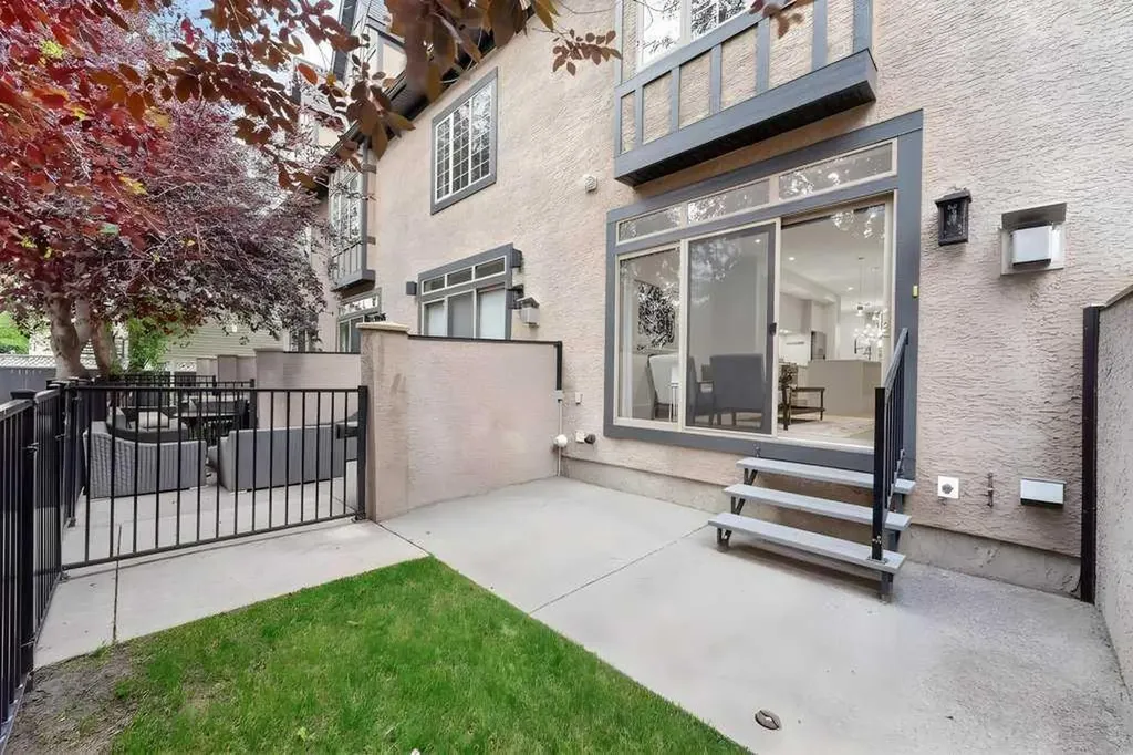 6 Scarpe Drive SW Calgary AB T2T 6P2