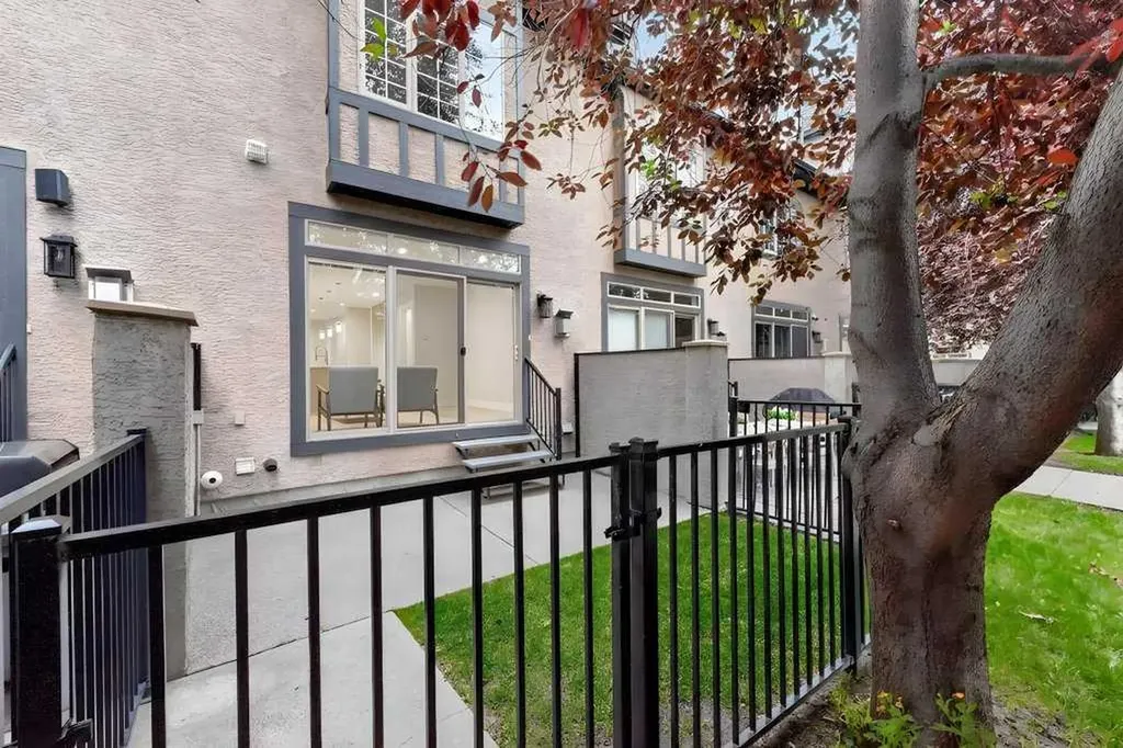 6 Scarpe Drive SW Calgary AB T2T 6P2