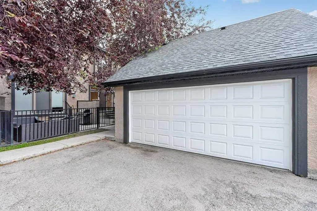6 Scarpe Drive SW Calgary AB T2T 6P2