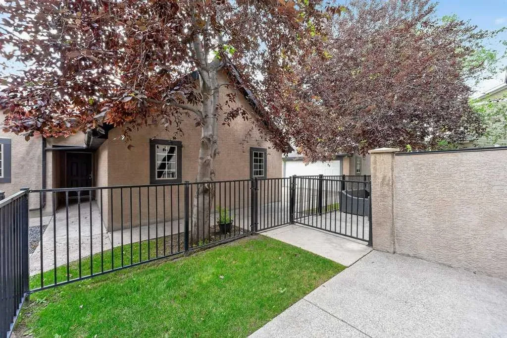6 Scarpe Drive SW Calgary AB T2T 6P2