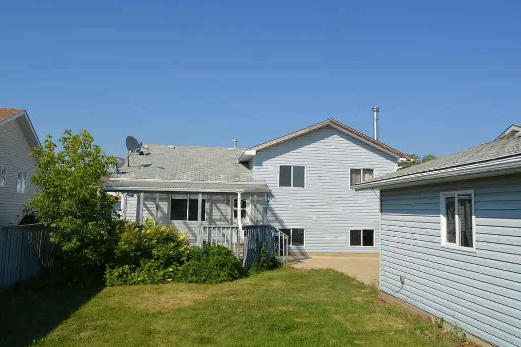 8213 105 Avenue Peace River AB T8S 1M8
