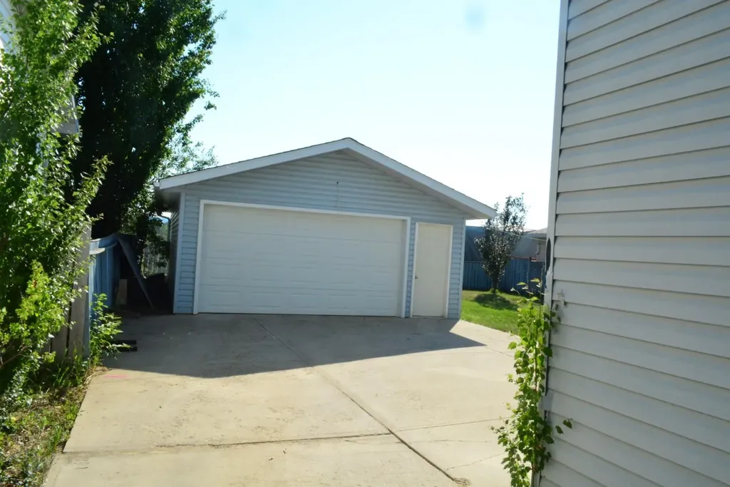 8213 105 Avenue Peace River AB T8S 1M8