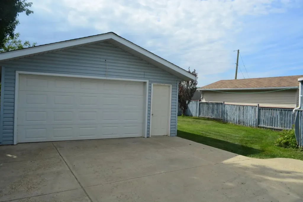 8213 105 Avenue Peace River AB T8S 1M8