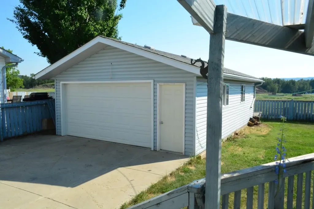 8213 105 Avenue Peace River AB T8S 1M8