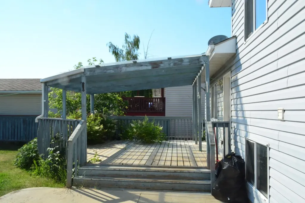 8213 105 Avenue Peace River AB T8S 1M8