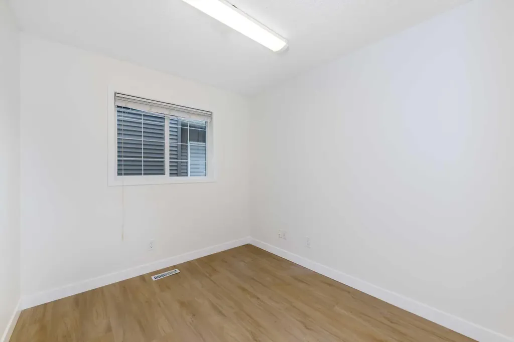 28 Coral Reef Link NE Calgary AB T3J3Y5