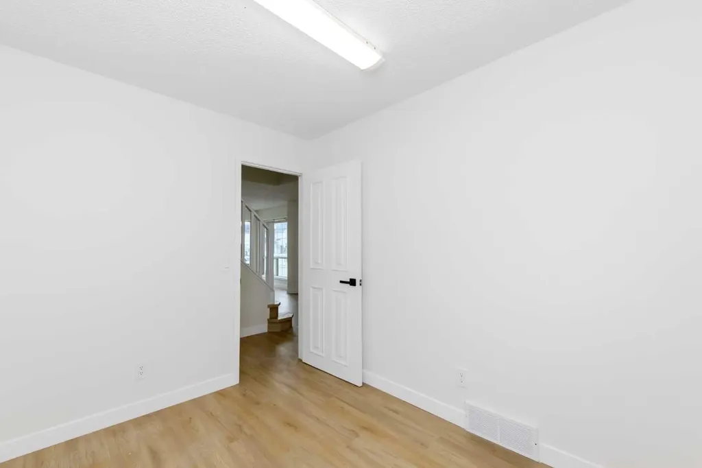 28 Coral Reef Link NE Calgary AB T3J3Y5