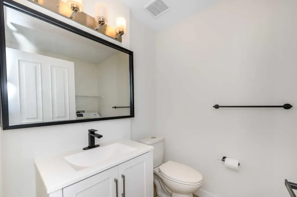 28 Coral Reef Link NE Calgary AB T3J3Y5