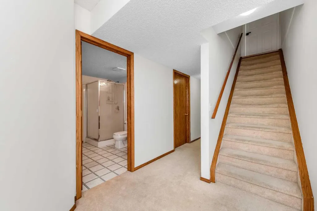 28 Coral Reef Link NE Calgary AB T3J3Y5