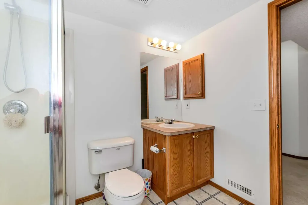 28 Coral Reef Link NE Calgary AB T3J3Y5