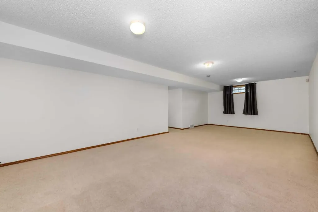 28 Coral Reef Link NE Calgary AB T3J3Y5