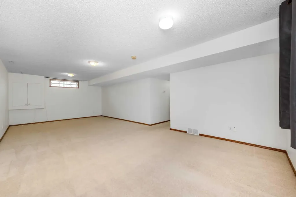 28 Coral Reef Link NE Calgary AB T3J3Y5