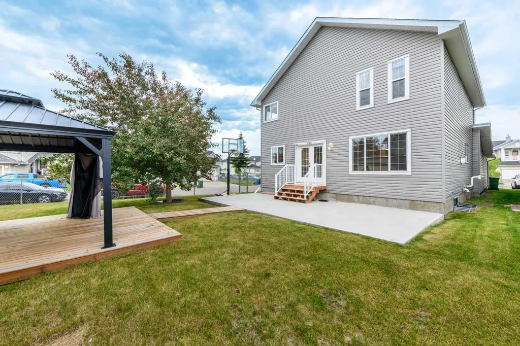 28 Coral Reef Link NE Calgary AB T3J3Y5